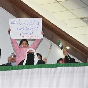 طفلة ترفع لوحة ضد الاسد﻿