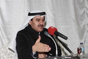 احمد العبيد متحدثا الى ناخبات الاولى فاطمة فراج
