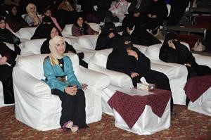ناخبات الاولى يستمعن الى كلمة الحريص