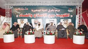 جابر المحيلبي وزيد عايش وسالم النملان وبدر الداهوم وداحمد بن مطيع ومناور نقا وراشد سيف الحجيلان ودسعد الشريع في ندوة العوازم مساء امس الاول
