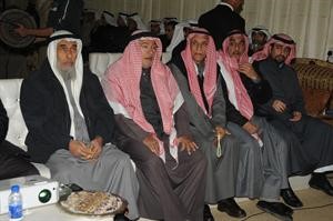  بعض ناخبي الدائرة الاولى يستمعون الى كلمة الطريجي
