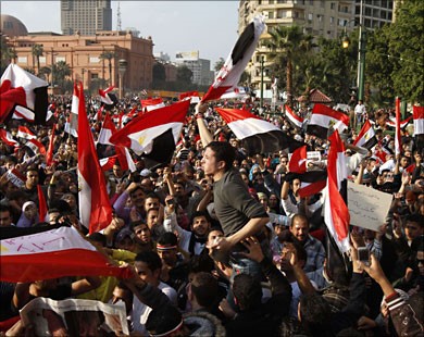 العالم أقل حرية بعد ثورة مصر.. واستطلاع: 39% من المصريين يرون أن الثورة حققت أهدافها 