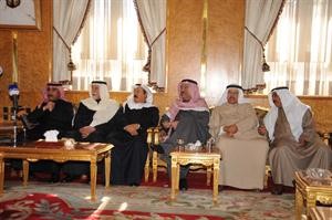 عبدالعزيز الغنام متوسطا جواد بوخمسين وروضان الروضان خلال الاجتماع