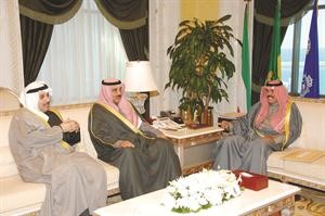 سمو ولي العهد الشيخ نواف الاحمد مستقبلا الشيخ صباح الخالد والشيخ حمد جابر العلي﻿