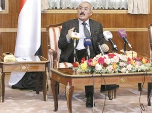 الرئيس اليمني علي عبدالله صالح خلال حديثه الذي بثه التلفزيون اليمني قبل مغادرته صنعاء 	رويترز﻿