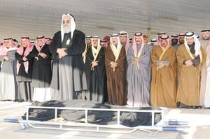 سمو ولي العهد الشيخ نواف الاحمد وشيوخ الاسرة الكريمة وكبار رجالات الدولة اثناء الصلاة على المرحوم باذن الله الشيخ سعود الناصر قبل تشييع جثمانه الى مثواه الاخير 				محمد ماهر