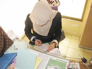 احدى المفتشات تسجل مخالفة في صالون نسائي﻿