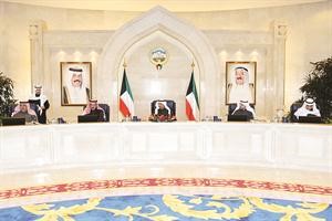 سمو الشيخ جابر المبارك مترئسا الجلسة بحضور الشيخ احمد الحمود ودفاضل صفر ومصطفى الشمالي واحمد المليفي