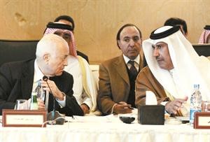 حديث جانبي بين رئيس الوزراء القطري ووزير الخارجية الشيخ حمد بن جاسم وامين عام الجامعة العربية نبيل العربي في القاهرة امس افپ
