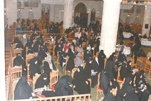 جانب من الحاضرات في ندوة اسامة الشاهين فاطمة فرج