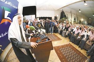 محمد الصقر مخاطبا الحضور بديوانه مساء اول من امس﻿