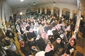 الحضور في ديوان الصقر مساء اول من امس﻿