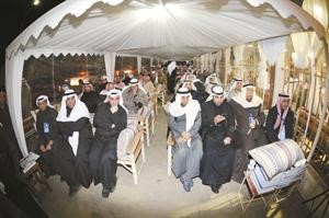 الحضور خارج ديوان الصقر اثناء حفل الافتتاح﻿