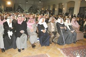 علي المتروك وداحمد الخطيب وجواد بوخمسين وعبدالوهاب الوزان يتقدمون الحضور خلال افتتاح مقر محمد الصقر 	﻿