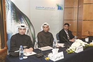 من اليمين شعيب علي وعبدالله علي وخالد بوناشي خلال المؤتمر الصحافي 	محمد ماهر﻿