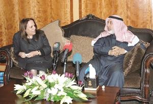 دمحمد البصيري متحدثا الى مها ملا حسين﻿