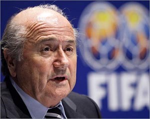 بلاتر يقلل من تهديدات وارنر ويؤكد اقامة مونديال  «قطر 2022» صيفاً