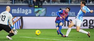 مهاجم برشلونة ليونيل ميسي يسجل احد اهدافه الثلاثة هاتريك في مرمى ملقة 	افپ﻿