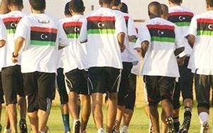 لاعبو ليبيا يرتدون فانيلات العلم الجديد