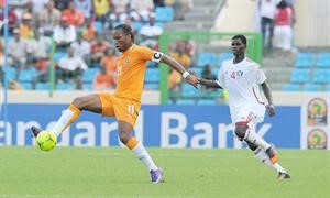 نجم ساحل العاج ديدييه دروغبا يروض الكرة بقدمه بمراقبة مدافع السودان نجم الدين عبدالله 	افپ﻿