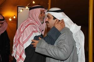احد كبار السن يهم بتقبيل علي الراشد﻿