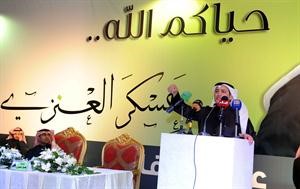 عسكر العنزي متحدثا الى الحضور في افتتاح مقره الانتخابي﻿