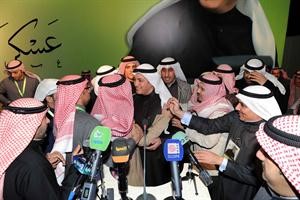 عسكر العنزي مستقبلا ناخبيه بحفاوة﻿