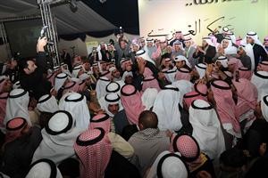 جموع من ابناء الدائرة يحاولون حمل عسكر على الاكتاف﻿