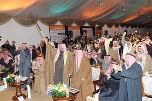 احد الحضور محييا دالحربش بعد القاء كلمته
