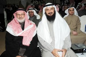 دفهد الخنة مع احد الحضور
