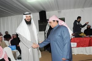 دفهد الخنة في استقبال احد الناخبين

