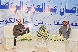 روضان الروضان في افتتاح مقره وبجانبه عريف الحفل الاعلامي بركات الوقيان	 متين غوزال﻿