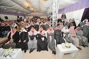عميد عائلة الروضان روضان الروضان يتقدم الحضور خلال حفل الافتتاح﻿