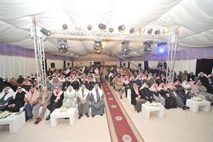 ناخبو الثالثة يستمعون الى الروضان خلال حديثه﻿