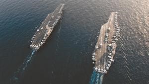 صورة وزعتها البحرية الاميركية لحاملة الطائرات ابراهام لينكولن برفقتها الحاملة جون سي ستينس في بحر العرب في 19 الجاري قبل عبورها مضيق هرمزرويترز﻿