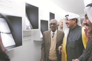 الشيخ حمد جابر العلي خلال جولة في المتحف ويبدو د احمد الخطيب﻿