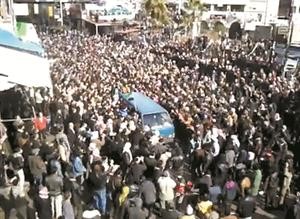 صورة عن الانترنت بثها ناشطون لالاف يشيعون عددا من القتلى في دوما بريف دمشق امس