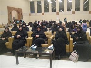 جانب من الحاضرات خلال الندوة﻿