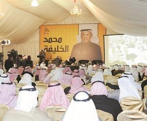 دفيصل المسلم متحدثا في مقر محمد الخليفة﻿