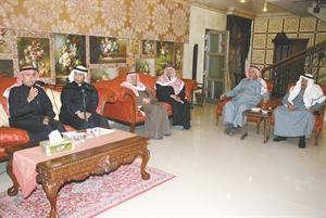 عبدالله الرومي متحدثا للحضور خلال الندوة