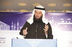 خالد السلطان متحدثا للحاضرات