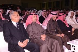 مشاري العنجري والمستشار عبدالفتاح حسن يتقدمان الحضور في مقر رياض العدساني خالد مكي
