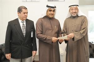 عبدالرحمن الكندري يتسلم شيك التبرع