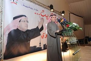 خضير العنزي خلال افتتاح مقره
