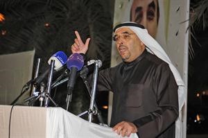 عبدالرحمن العنجري متحدثا الى الحاضرين في مقره قاسم باشا
