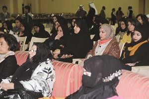 جانب من الحاضرات في الندوة