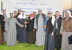 الشيخضاري الفهد يسلم الكاس للفائز