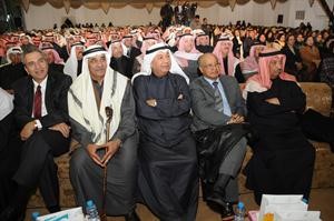 عبدالله النيباري ويوسف الشايجي في مقدمة الحضور﻿