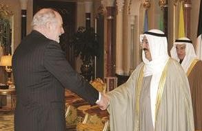 صاحب السمو الامير خلال لقائه سفير استراليا
