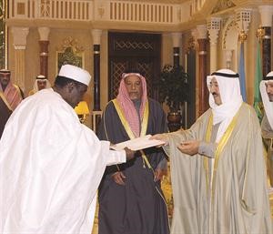 صاحب السمو الامير الشيخ صباح الاحمد يتسلم اوراق اعتماد سفير النيجر
